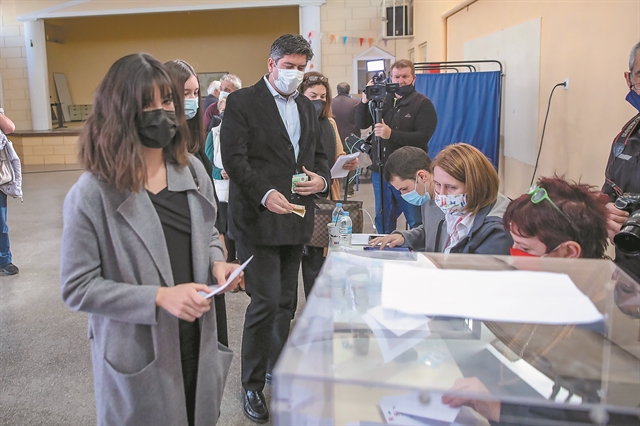 Οι ουρές έβαλαν φωτιά στο πολιτικό σκηνικό