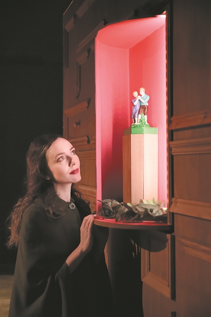 «Ενα σημερινό ‘‘Κουκλόσπιτο»’’ με χιούμορ»