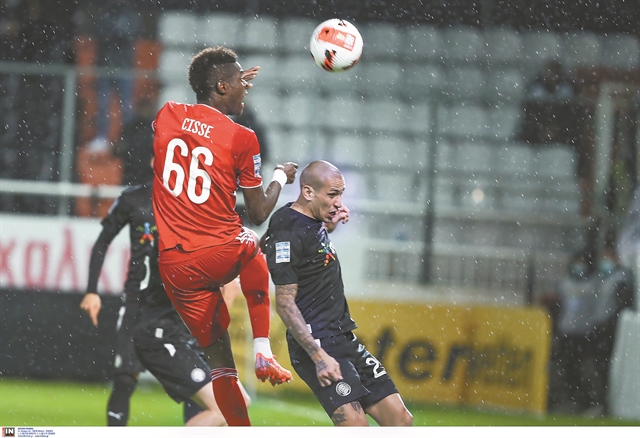 Ανατροπή υπό βροχή στο Ηράκλειο