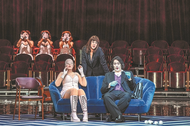 «Τραγουδάμε σε μια μελέτη της ανθρώπινης μοναξιάς»