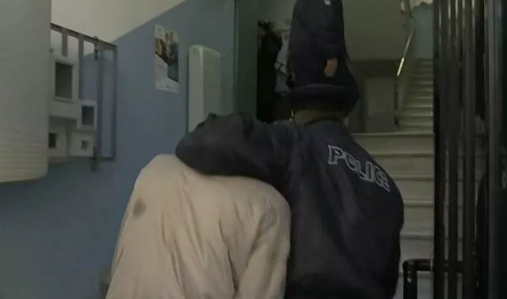 Την έσπασε στο ξύλο, τον άφησαν ελεύθερο