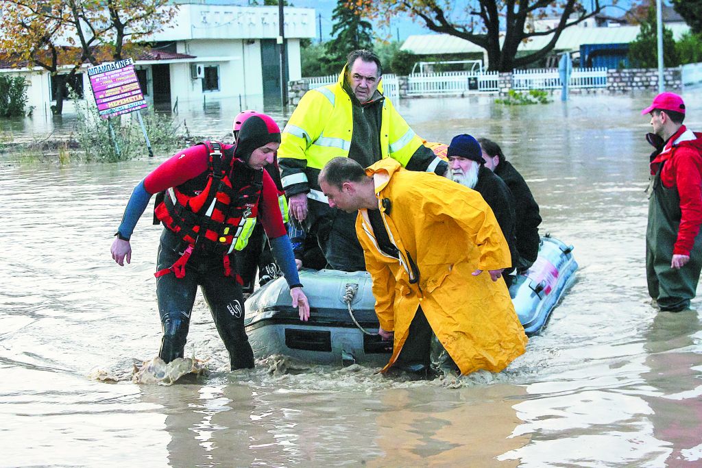 Εφιαλτικές ώρες από τη νεροποντή σε ολόκληρη την ηπειρωτική Ελλάδα