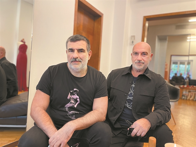 «Οι χορεύτριες ζήτησαν τα κοστούμια για να τα φορέσουν στα ρεβεγιόν»