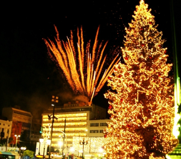 Ο Γιάννης Μώραλης φωταγώγησε το Χριστουγεννιάτικο δέντρο στο Δημοτικό Θέατρο
