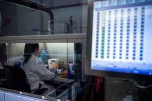 Eντόπισαν «κρυφή» εκδοχή της Όμικρον που δεν ανιχνεύεται με μοριακά τεστ