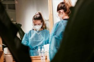 Κίνδυνος μετάδοσης της Ομικρον μέσα στο σπίτι ακόμη και με αναμνηστική δόση