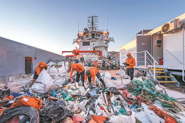 Ο «Τυφώνας» ταξιδεύει και καθαρίζει τις ακτές