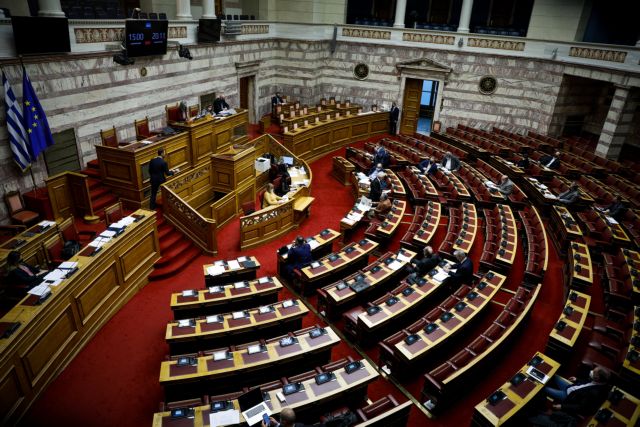 Βουλή – Επεσε το κοντάρι με την ελληνική σημαία στο κεφάλι υπαλλήλου