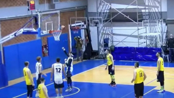 Παίκτης με ειδικές ανάγκες σκοράρει σε αγώνα μπάσκετ της Β’ Εθνικής και αποθεώνεται