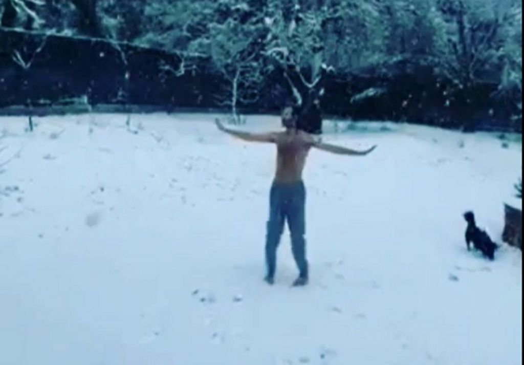 Απίθανο βίντεο – Ο Θανάσης Ευθυμιάδης χορεύει ημίγυμνος στα χιόνια