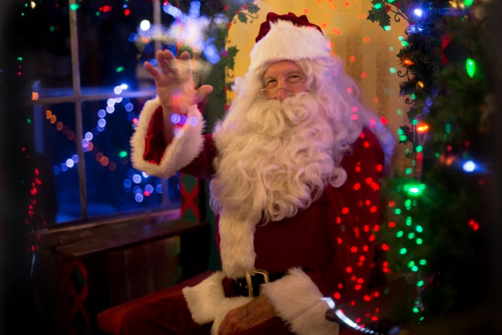 Άη Βασίλης – Ο αγαπημένος άγιος με τα κόκκινα που γεμίζει δώρα τα παιδιά