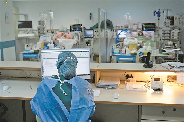 Μάχη με τον χρόνο για να «ξεκλειδώσουν» την Ομικρον