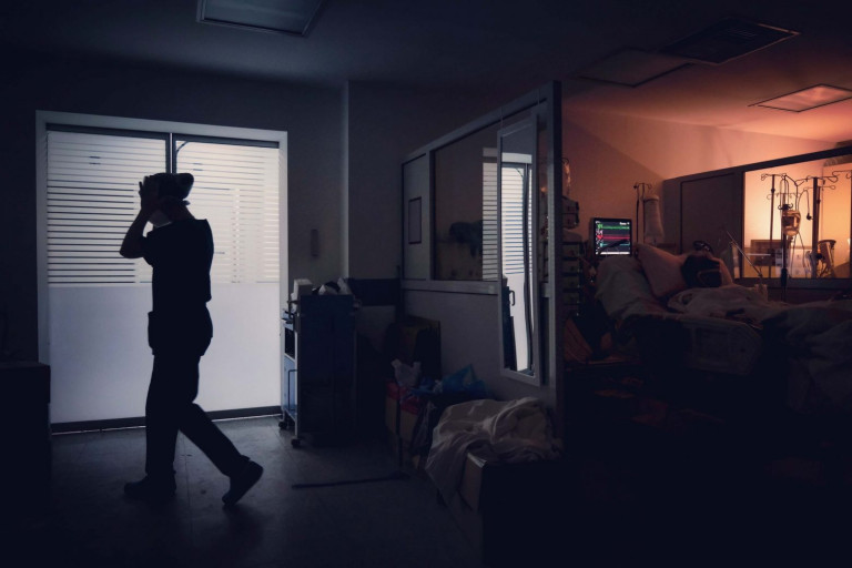 Ασθενείς με κοροναϊό μεταφέρονται για εξετάσεις μέσα στη βροχή