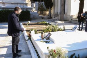Νίκος Ανδρουλάκης – Αφησε ένα λουλούδι στους τάφους της Γεννηματά και του Παπανδρέου
