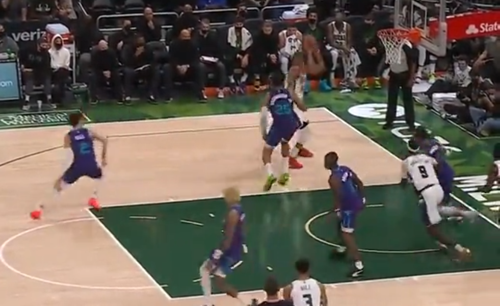 NBA – Ο Γιάννης «άγγιξε» το τριπλ νταμπλ στη νίκη επί των Χόρνετς