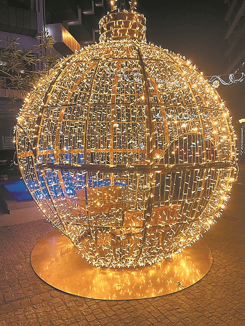 Κόκκινο, μαύρο βελούδο και κρυστάλλινα αστέρια