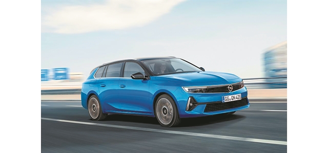 Απόβαση για το πρακτικό νέο Astra Sports Tourer