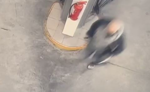 Κορωπί – Βίντεο – ντοκουμέντο με τον ληστή των ΕΛΤΑ που επιχειρεί να διαφύγει