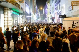 Όσοι νόσησαν με Ομικρον προστατεύονται από επαναμόλυνση από τη Δέλτα