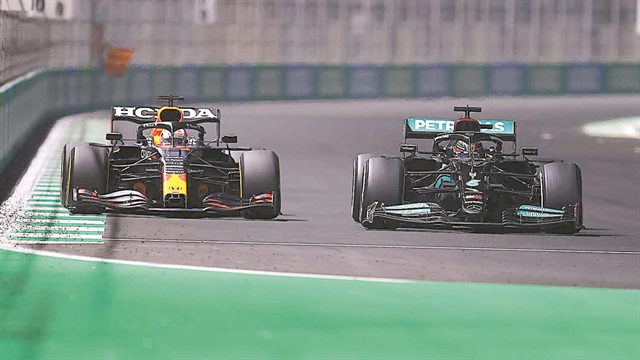 Στην κόψη του νήματος