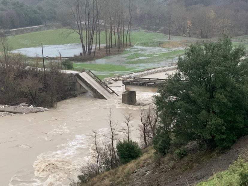 Στο έλεος της κακοκαιρίας η Ήπειρος – Κατέρρευσε γέφυρα, έκλεισαν δρόμοι