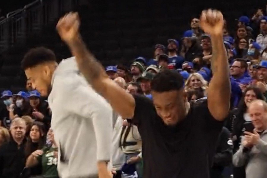 Αποθεώθηκαν Γιάννης και Θανάσης Αντετοκούνμπο από έλληνες φιλάθλους στο Μιλγουόκι