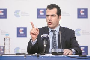 Συναγερμός στο Μαξίμου μετά το μαύρο ρεκόρ της πανδημίας