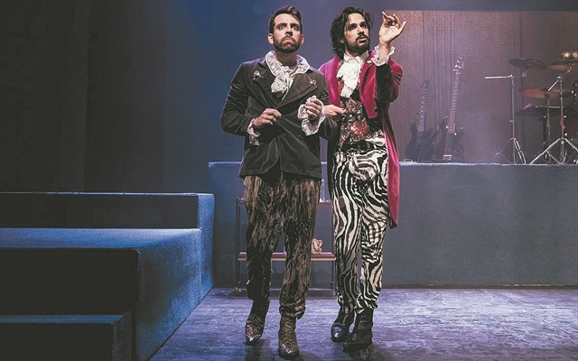 Εκρηκτική, θεατρική, ατμόσφαιρα