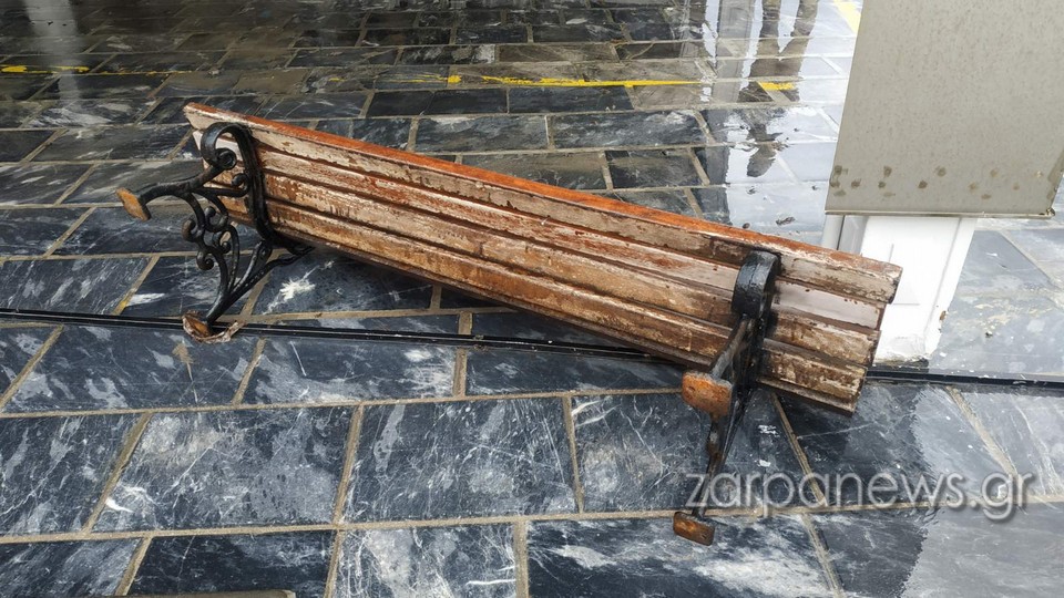 Κακοκαιρία Κάρμελ – Έπεσε μπαλκόνι στην Κρήτη από τον αέρα