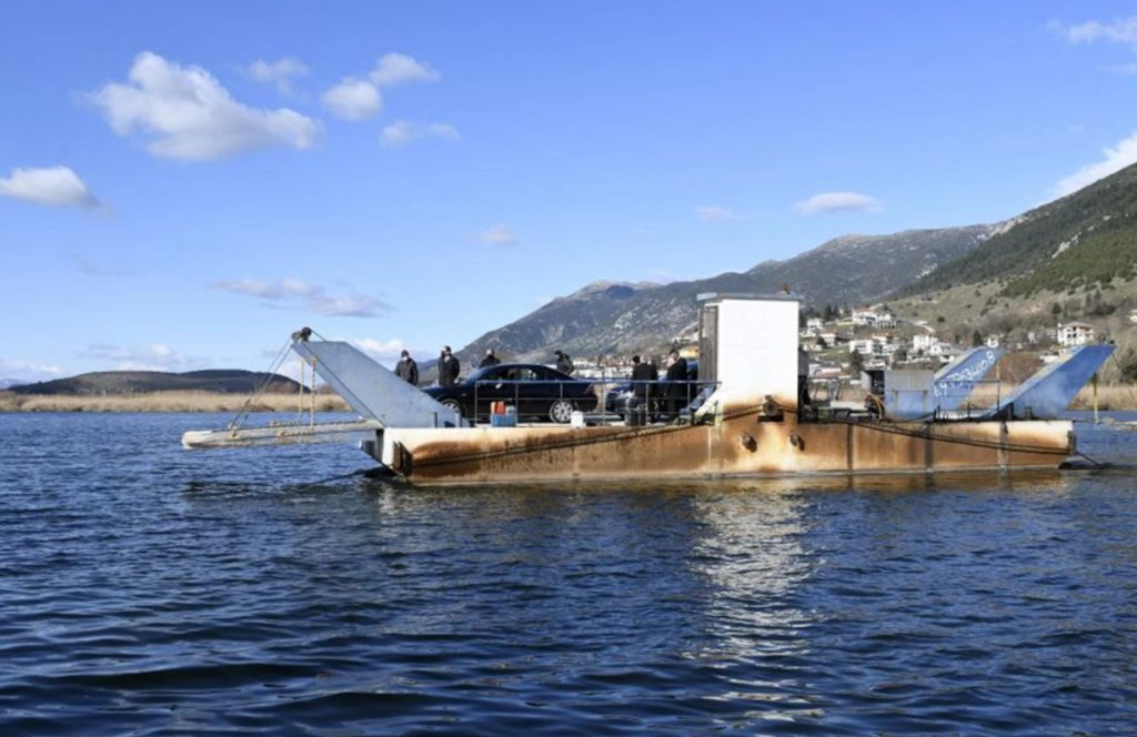 Κάρολος Παπούλιας – Συγκίνηση στο τελευταίο ταξίδι – Στο νησάκι των Ιωαννίνων η ταφή του