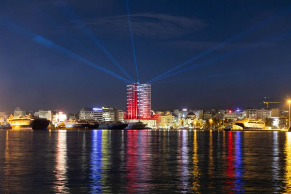 Ο Πειραιάς στο κλίμα των Χριστουγέννων – «Στέλνουμε μήνυμα αισιοδοξίας» λέει ο Μώραλης