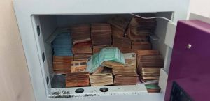 Κύκλωμα με πλαστές ταυτότητες – Φωτογραφίες ντοκουμέντο από το χρηματοκιβώτιο με τα 320.000 ευρώ