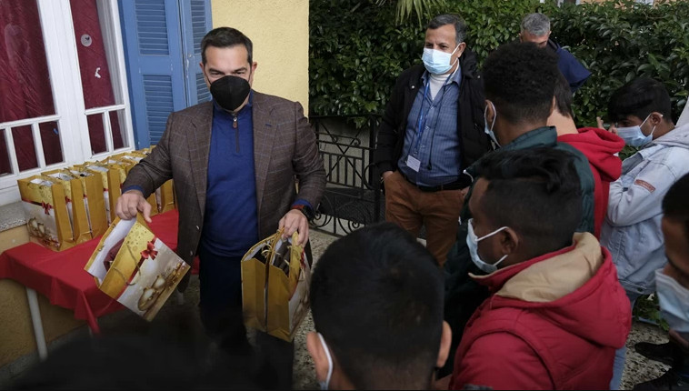 Αλέξης Τσίπρας – Μοίρασε δώρα σε δομή ανηλίκων προσφύγων για την Πρωτοχρονιά