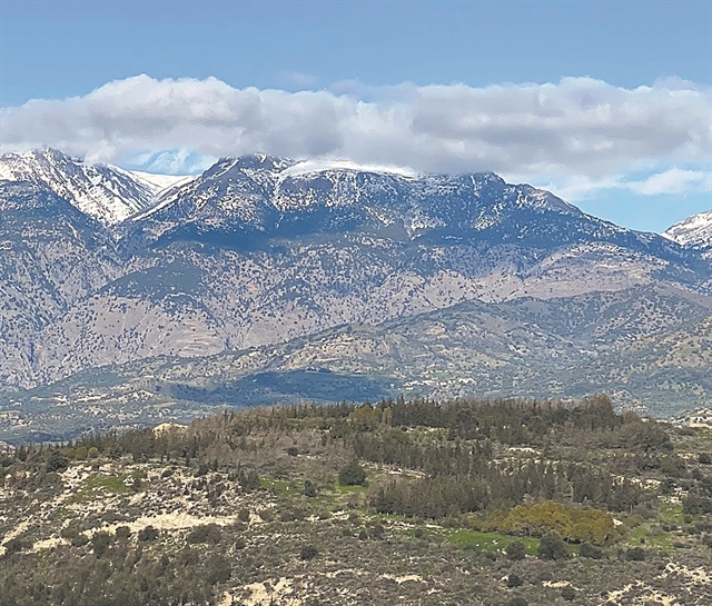 Γιορτινές εικόνες από το Νυμφαίο μέχρι τη Στεμνίτσα και τον Ψηλορείτη…
