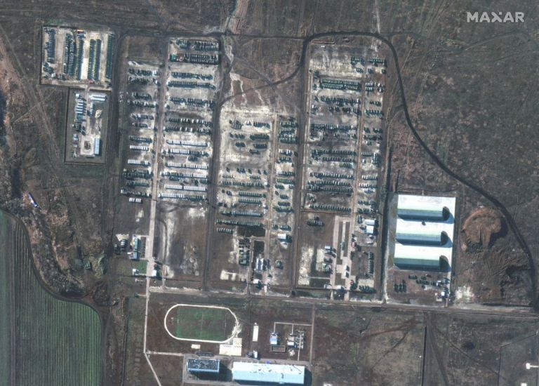 Ρωσία – Εικόνες δορυφόρου δείχνουν να έχει συγκεντρώσει εκατοντάδες τεθωρακισμένα στα σύνορα με την Ουκρανία | tanea.gr