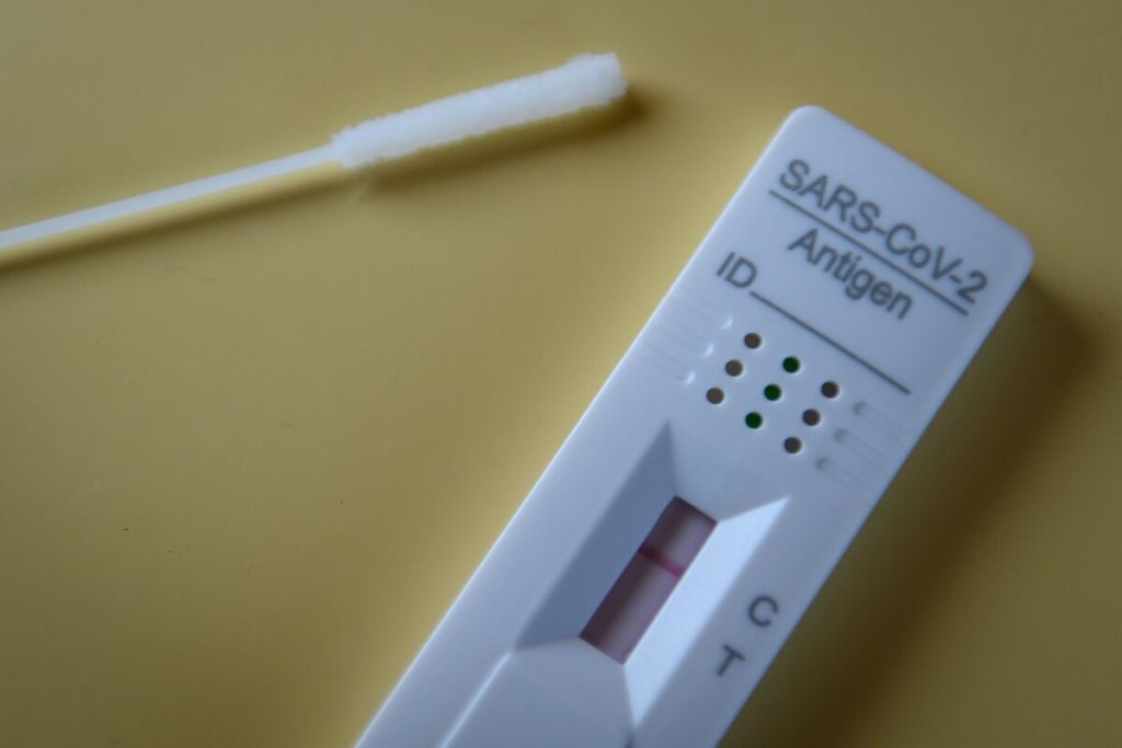 Κοροναϊος – Ξεκινά η διάθεση των δωρεάν self test για την περίοδο των εορτών