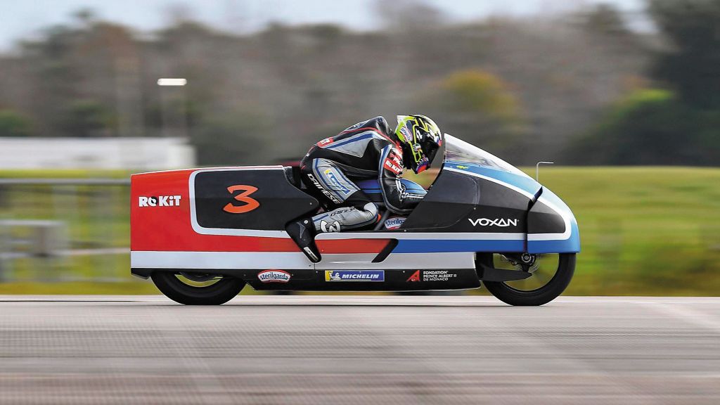 Ταχύτητες αεροπλάνου με μοτοσικλέτα που καταρρίπτει 21 ρεκόρ