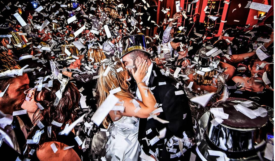 Γιατί φιλιόμαστε όταν αλλάζει ο χρόνος; Από που προέρχεται αυτό το έθιμο;