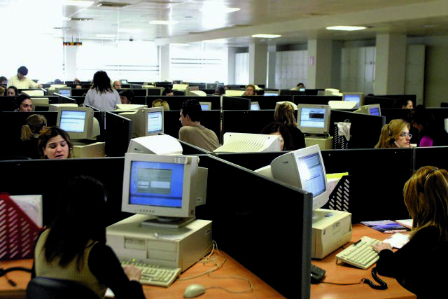 Το παράπονο των Ελλήνων: «Εργαζόμαστε πολύ, πληρωνόμαστε λίγο»