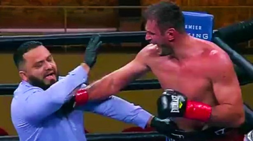 Απίστευτο – Εξαλλος πυγμάχος γρονθοκόπησε διαιτητή