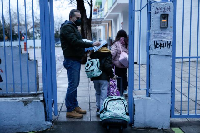 Σχολεία – Επαναλειτουργία με αυξημένους ελέγχους και πάνω από 15.000 κρούσματα