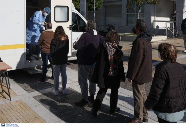 Κοροναϊός – H Oμικρον μπορεί να μας ξαναμολύνει τέσσερις και πέντε φορές – Αγωνία για το επιδημιολογικό αποτύπωμα των γιορτών