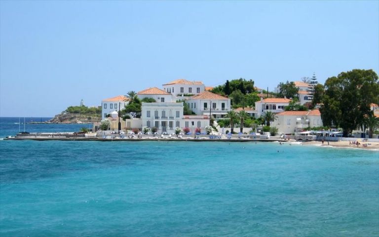 Κλείνουν όλα τα σχολεία στις Σπέτσες λόγω κοροναϊού