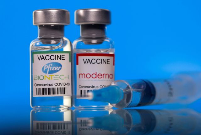 Κοροναϊός – Λιγότερες λοιμώξεις και νοσηλείες εμβολιασμένων με Moderna σε σχέση με το Pfizer