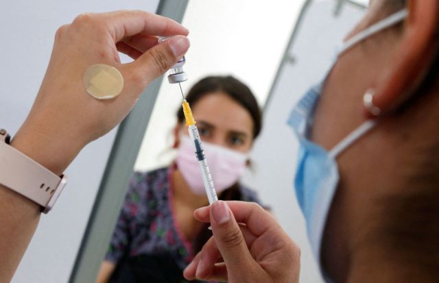 Ομικρον – Ακόμα δεν γνωρίζουμε αν θα χρειαστεί νέο εμβόλιο λέει ο ΠΟΥ | tanea.gr