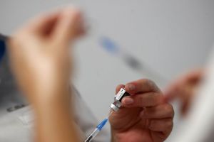 Pfizer – Ασφαλής ο ταυτόχρονος εμβολιασμός για κοροναϊό και πνευμονιόκοκκο