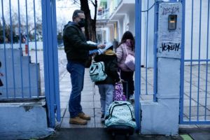 Σχολεία – Επαναλειτουργία με αυξημένους ελέγχους και πάνω από 15.000 κρούσματα