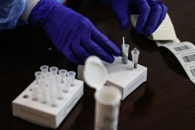 Κοροναϊός – Τσουχτερό πρόστιμο για όσους δεν τηρούν το πλαφόν σε PCR και rapid test | tanea.gr