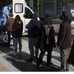 Κοροναϊός – H Oμικρον μπορεί να μας ξαναμολύνει τέσσερις και πέντε φορές – Αγωνία για το επιδημιολογικό αποτύπωμα των γιορτών