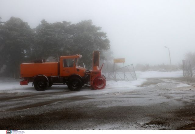Κακοκαιρία – Διεκόπη η κυκλοφορία στη Λεωφόρο Πάρνηθος λόγω χιονόπτωσης | tanea.gr